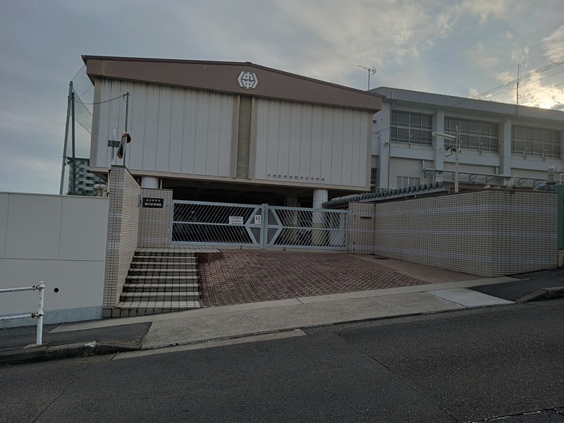 この正門から入って下さい。