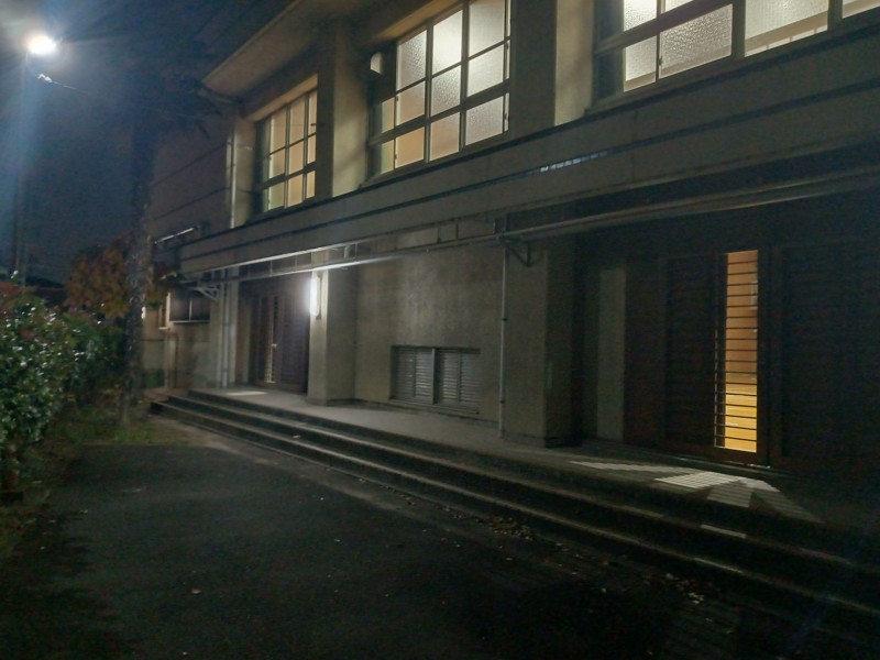 ここから八王子体育館に入って