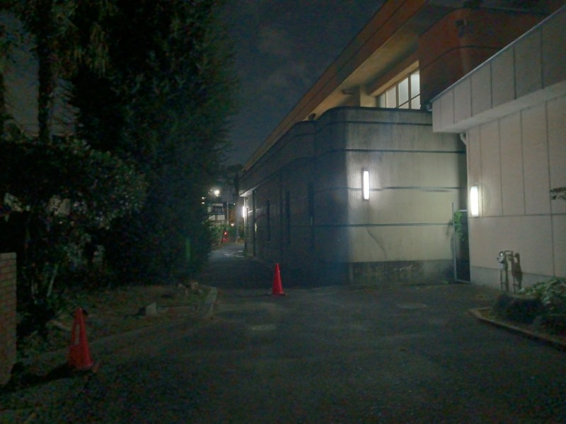 正門左に曲がってまっすぐ行って