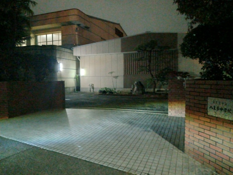 八王子正門ここから入って左行く