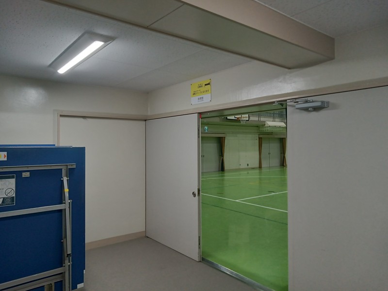 矢田中2階体育館入口