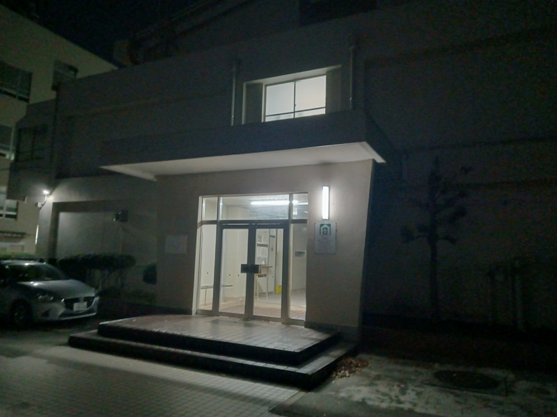 矢田中体育館入口中に1階事務所