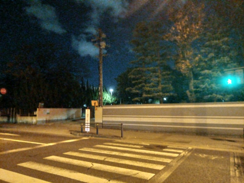 この信号渡って矢田中学校正門前