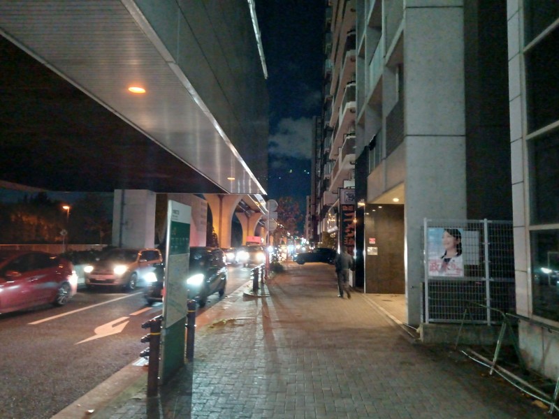 矢田中学へはこの道まっすぐ進む