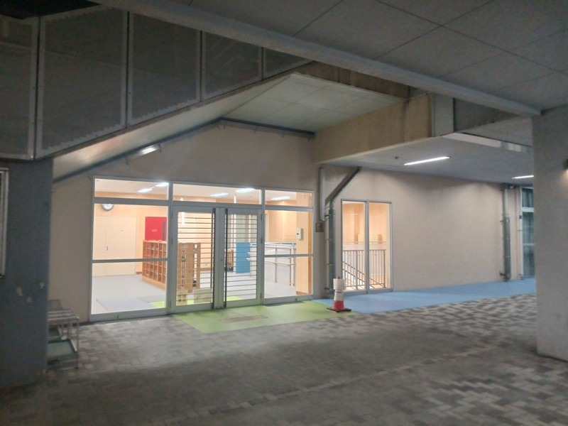 入って下駄箱靴履き替えて地下へ