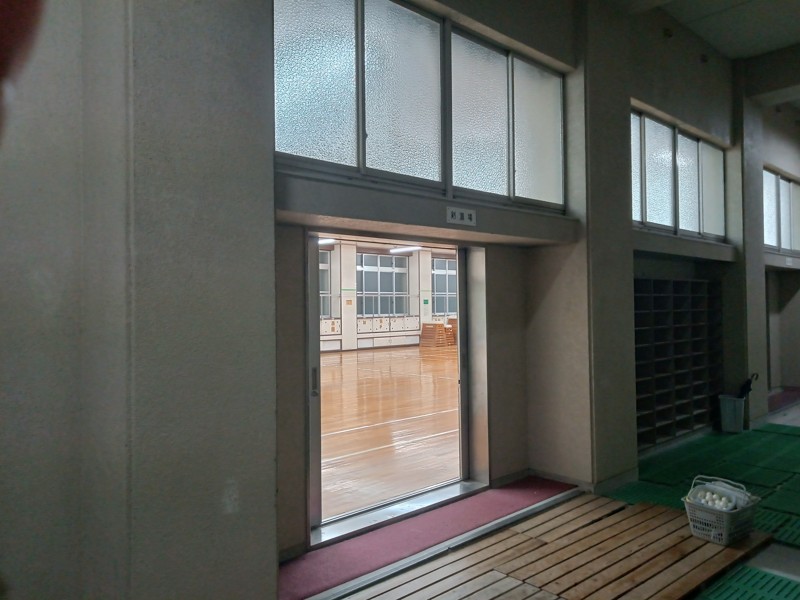 若葉中学校の格技場出入口。