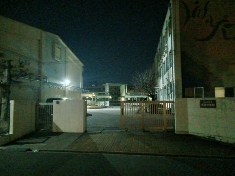 若葉中学校正門ここから入って進