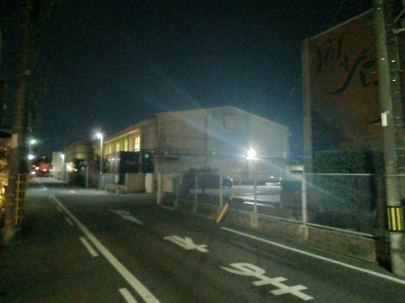 若葉中学正門へここをまっすぐ。