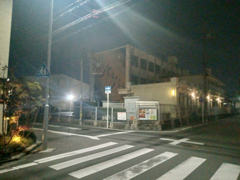 若葉中学校この角を左に曲がる。