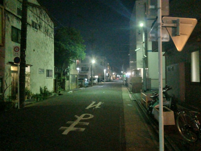 若葉中学校この道をまっすぐ進む