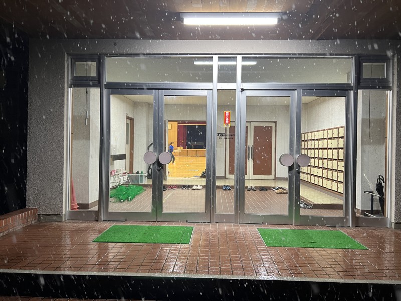 雪降る中の練習。