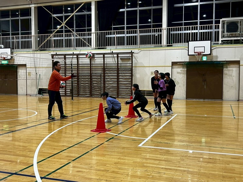 動きながらボールを拾う