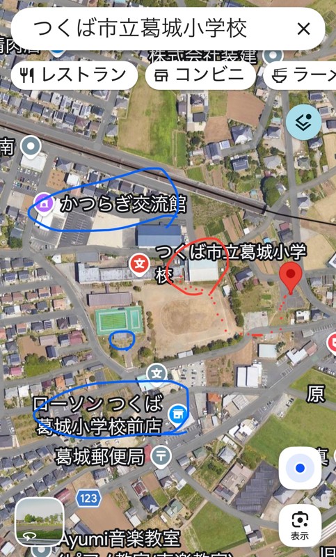 点線を歩いて体育館へ