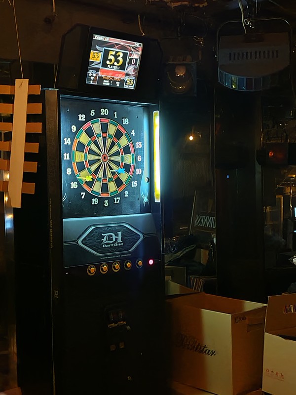 新年会の前にみんなでダーツ