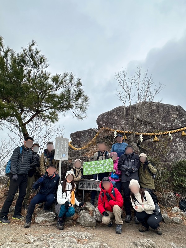 登り始めは宝満山