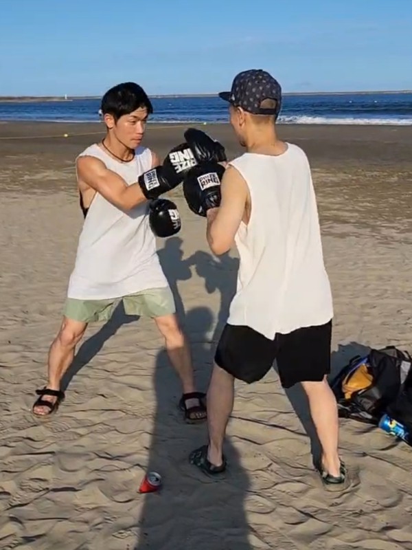 夏は浜辺でミット