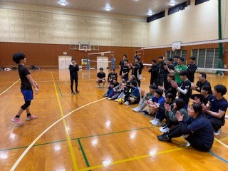 仲間の旅立ちをみんなで見送り