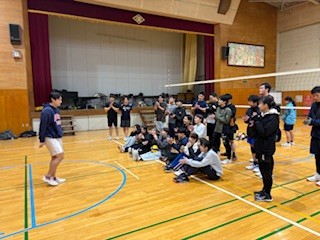 仲間の旅立ちをみんなで見送り