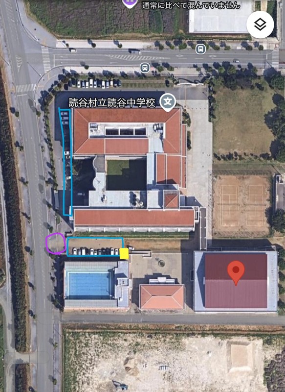 赤ピンが体育館　紫が駐車場入り