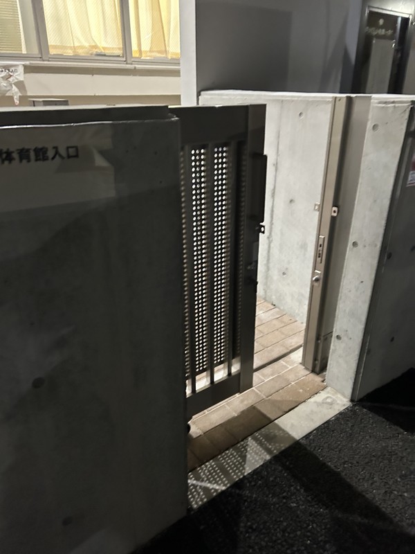 必ず門を閉めてください。