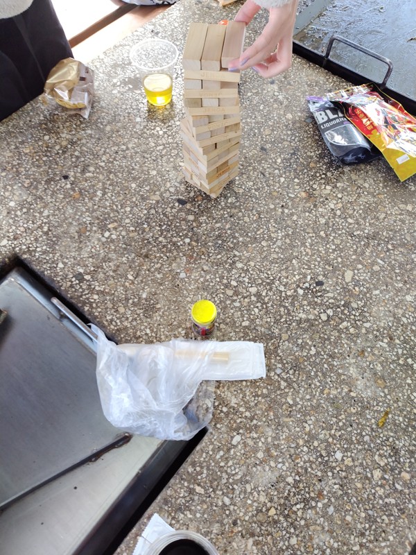 罰ゲームをかけた白熱のジェンガ