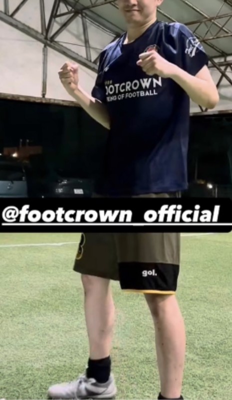 練習着はフットクラウンのシャツ