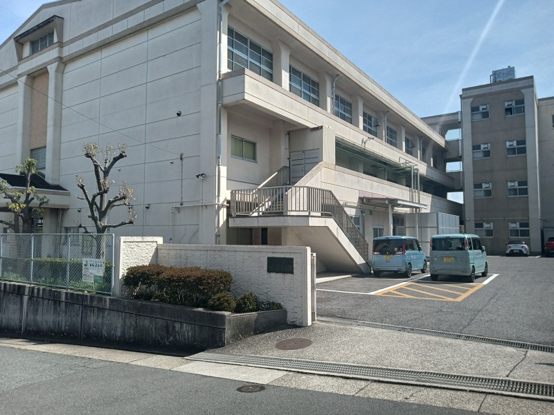 木曜緑区左京山中学西門と体育館
