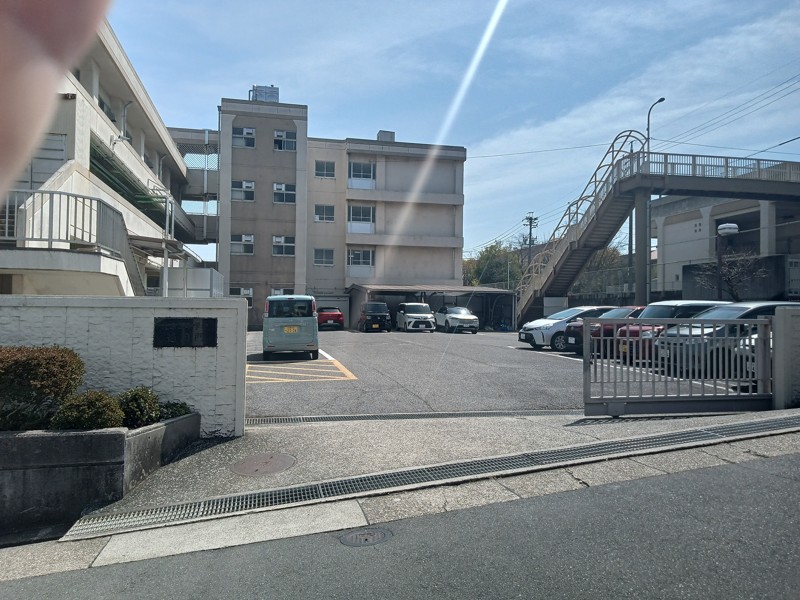 木曜緑区左京山中学西門ここ入る