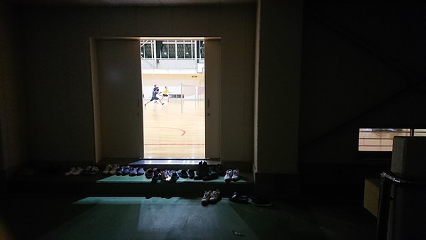 体育館脇の入り口からどうぞ