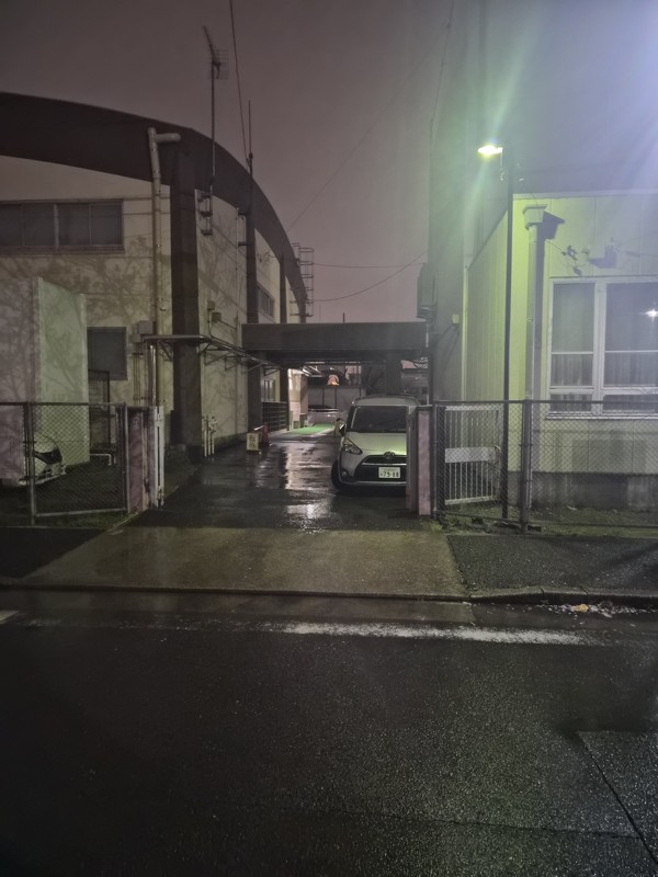 向かい側に天神山公園があります