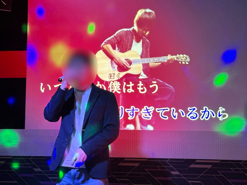 モニターの前で！