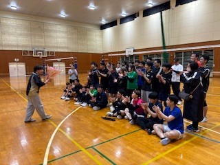 仲間の旅立ちをみんなで見送り