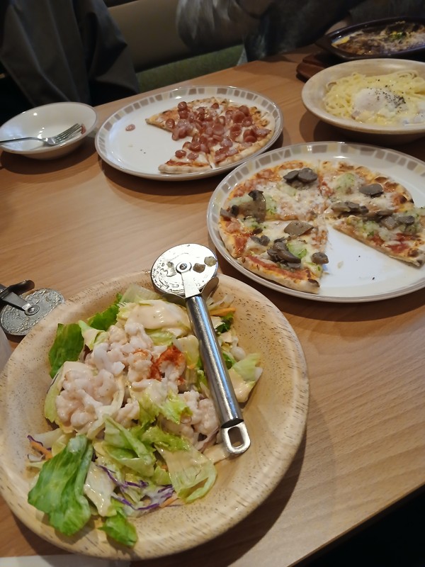 練習の後の食事会です。