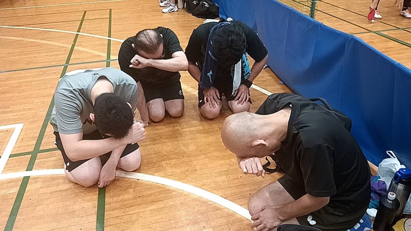 団体戦で負けて号泣する男達