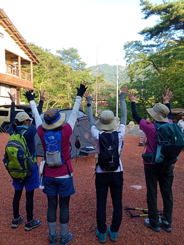 希望者で早朝登山へ