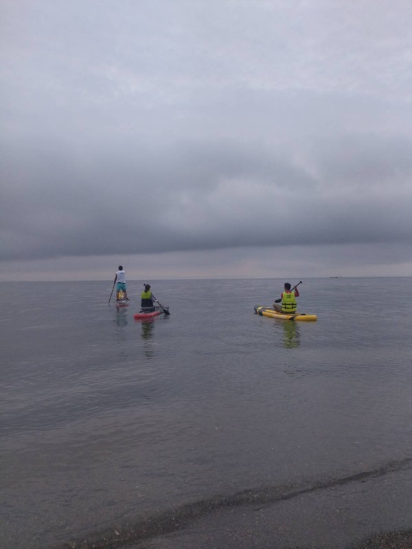 SUPをしながら湖畔キャンプ
