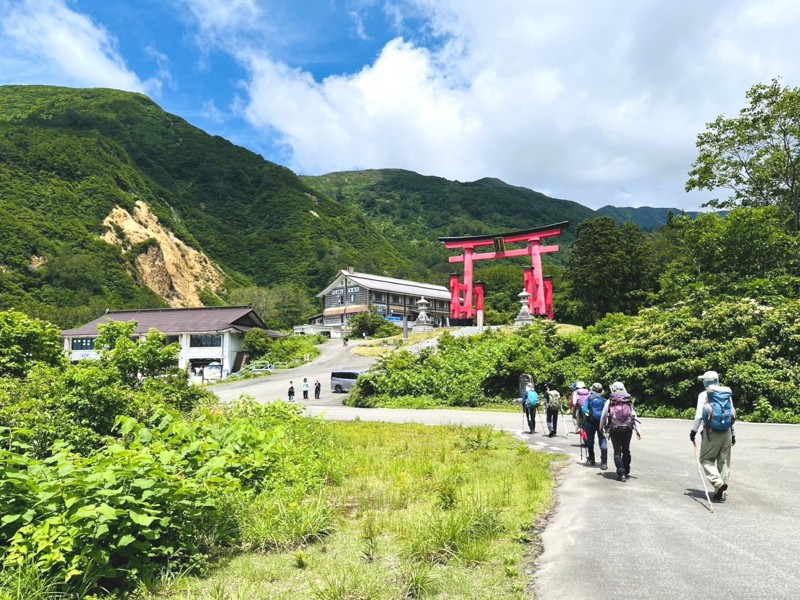 湯殿山と澄んだ空 (6/28)
