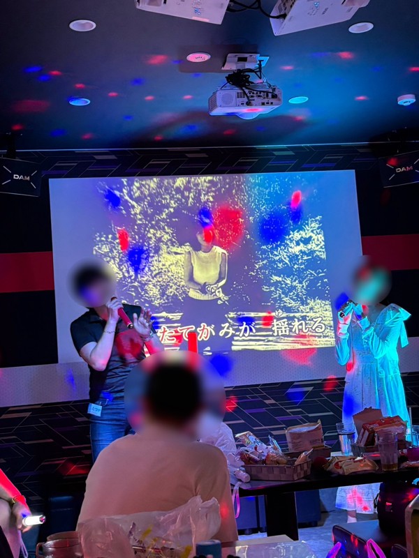 モニターの前で！