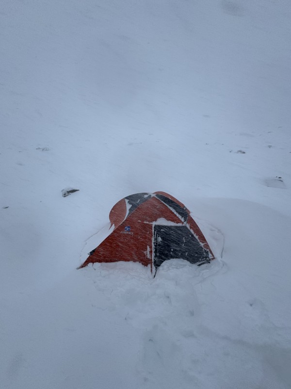 雪の豪雪地でテント泊
