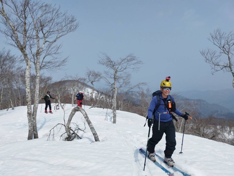 雪山をスキーでハイキング