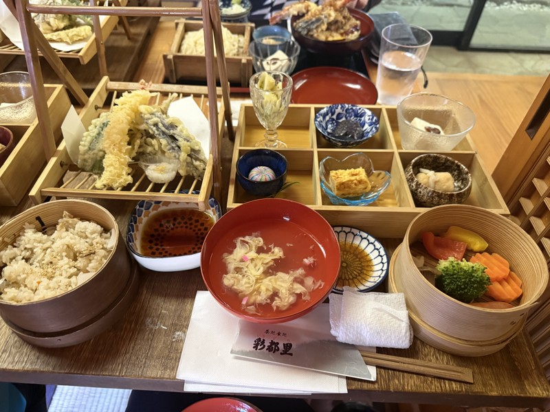 彩都里