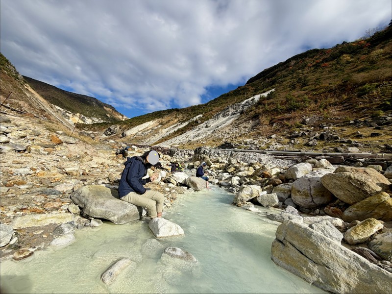 下山途中で足湯中